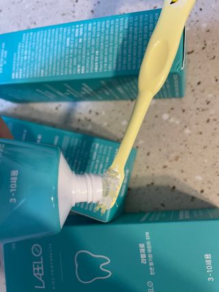 치과에서 쓰는 치약 _ 라벨제로 저불소 꼬마, 키즈, 유아, 베이비, 주니어 안전한 어린이치약 — 4점을 준 리뷰어가 2023년 1월 올린 사용 사진