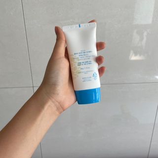 틱톡 [후르디아] 백탁NO! 화잘먹 수분광 선 에센스✨ — 4점을 준 리뷰어가 2023년 6월 올린 사용 사진