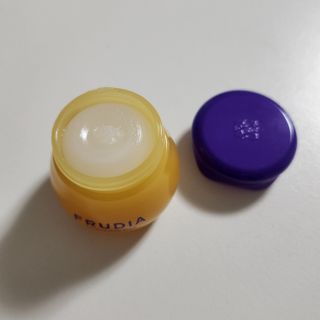 틱톡 [후르디아] 튼입술해결템 올리브영 블루베리 하이드레이팅 허니 립밤 — 5점을 준 리뷰어가 2023년 12월 올린 사용 사진
