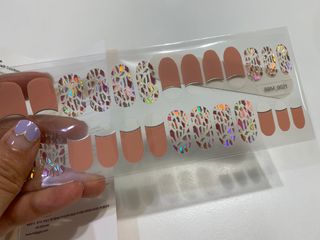 [네일가게] 햇빛에 닿으면 색이 변하는 신기한 햇살 반전 네일스티커_B — 4.5점을 준 리뷰어가 2021년 8월 올린 사용 사진