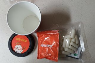 유비쿡 컵떡볶이 매운컵떡볶이2개/ 짜장컵떡볶이 2개  총 4개세트 — 5점을 준 리뷰어가 2021년 3월 올린 사용 사진