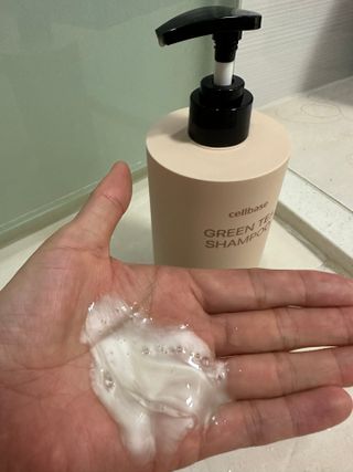 프리마인 더이상 뻣뻣하고 효과없는 탈모샴푸는 NO. 근본부터 케어하는 셀베이스 그린티샴푸(500ml) — 4점을 준 리뷰어가 2023년 2월 올린 사용 사진