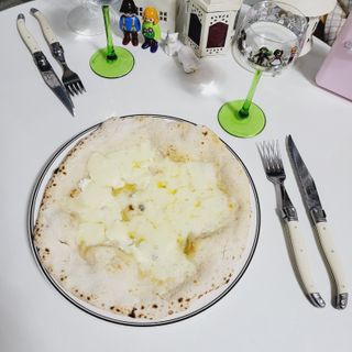 집에서 즐기는 정통화덕피자 풀치넬라피자 3종 — 5점을 준 리뷰어가 2022년 4월 올린 사용 사진