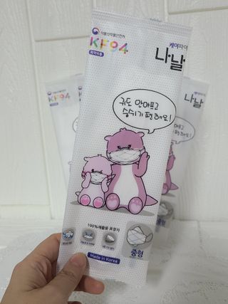 케이파이 나날마스크 [케이파이 나날] KF94 마스크 50매입 (개별포장) ,  여름에도 좋은 숨쉬기 편한 순수 국산 마스크 — 5점을 준 리뷰어가 2022년 9월 올린 사용 사진