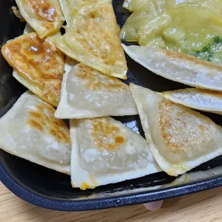 (주)성경순만두 곤약만두.콘치즈만두,삼각당면만두,당면 야끼만두,대구전통 납작만두,떡뽁이 매콤소스,달콤소스 — 4점을 준 리뷰어가 2023년 6월 올린 사용 사진