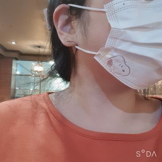 JHWORLD 스누피 마스크 정품 스누피 KF-AD 국내 비말차단 아동용 성인용 일회용 덴탈마스크 50매 — 5점을 준 리뷰어가 2021년 6월 올린 사용 사진
