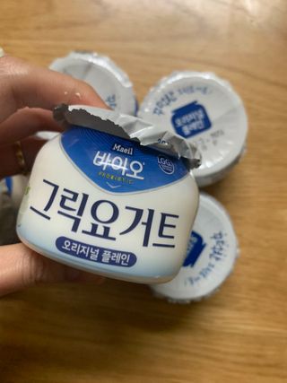 매일바이오 그릭요거트 오리지널 플레인 4개, 로스터리 커피믹스 4개 — 리뷰어가 2021년 12월 올린 사용 사진