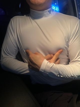 [네이버] 다운블로우 남자 기능성 골프웨어 여름 냉감 쿨링 이너 티셔츠 DB3000M (화이트) — 5점을 준 리뷰어가 2025년 3월 올린 사용 사진