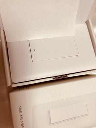 아카라 조명 스위치를 누워서 끄는 방법 (스마트 조명 스위치 2구 + 무선 리모트 스위치 1구 T1, 스마트 허브 E1) — 5점을 준 리뷰어가 2021년 12월 올린 사용 사진