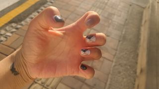 [네일가게] 햇빛에 닿으면 색이 변하는 신기한 햇살 반전 네일스티커 — 5점을 준 리뷰어가 2021년 8월 올린 사용 사진