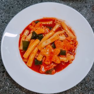 빨간키트 떡볶이 밀키트 2~3인분 매운맛 국물 떡볶이 만들기 쉬운 황금 레시피 분말 소스로 간편한 요리 — 4점을 준 리뷰어가 2021년 8월 올린 사용 사진