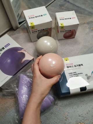 [트라택] 홈 필라테스 SET [미니짐볼+웨이트볼(0.5kg&1kg+요가블럭] — 5점을 준 리뷰어가 2022년 8월 올린 사용 사진