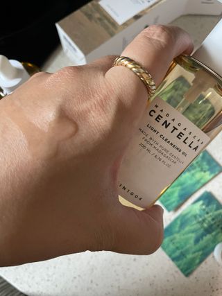 스킨1004 [SKIN1004] 마다가스카르 센텔라 라이트 클렌징 오일 200ml — 5점을 준 리뷰어가 2024년 7월 올린 사용 사진