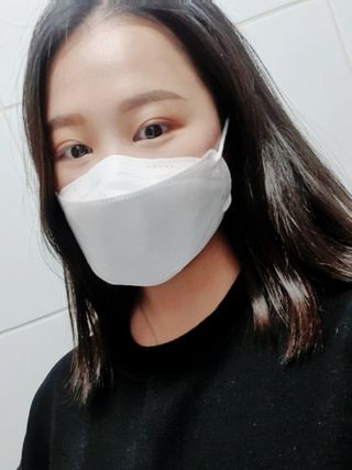 위케어 KF94 마스크 숨쉬기편한 귀안아픈마스크 국산원부자재 사용 식약처 승인 마스크 — 5점을 준 리뷰어가 2021년 2월 올린 사용 사진