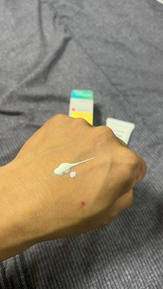 리더스코스메틱 리더스 카밍 바이오틱스 선 에센스 SPF 50+ PA++++ — 5점을 준 리뷰어가 2022년 5월 올린 사용 사진
