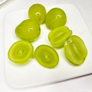 프리미엄 수출용 엘로아시스 샤인머스켓 특등품 1.5kg 2송이 — 5점을 준 리뷰어가 2021년 12월 올린 사용 사진