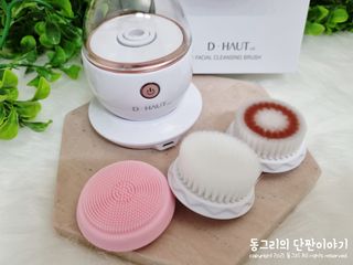 디하우트 랩 디하우트랩 클렌징 피부관리기 진동클렌저 실리콘+2종 인조모 브러시 — 4점을 준 리뷰어가 2021년 11월 올린 사용 사진