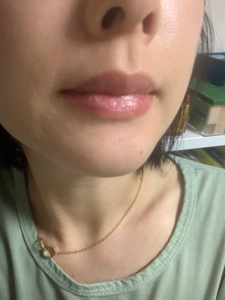 틱톡 [후르디아] 튼입술해결템 올리브영 블루베리 하이드레이팅 허니 립밤 — 5점을 준 리뷰어가 2024년 4월 올린 사용 사진