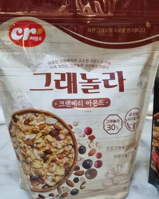 씨알푸드 씨알로 그래놀라 2종 후르츠+크랜베리 아몬드 — 5점을 준 리뷰어가 2022년 7월 올린 사용 사진