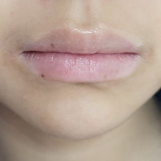 틱톡 [후르디아] 튼입술해결템 올리브영 블루베리 하이드레이팅 허니 립밤 — 5점을 준 리뷰어가 2023년 12월 올린 사용 사진