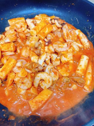 화끈한녀석들 새오똥400g 새우,오징어,똥집 볶음요리 소스,밀떡, 참기름 포함 — 4점을 준 리뷰어가 2022년 12월 올린 사용 사진