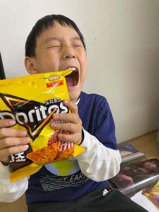 롯데제과 도리토스 양념치킨맛 — 5점을 준 리뷰어가 2021년 4월 올린 사용 사진