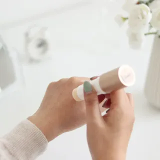 [사가수] 민감피부를 위한 진정 항산화 안티에이징, 더사가오브수 효혜윤 보태니컬 에너지 아이포올 스틱 — 5점을 준 리뷰어가 2023년 2월 올린 사용 사진