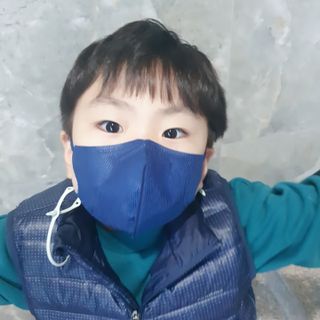 [블루 본 아이노우] 유아용 컬러마스크 40 PCS SET 2중 택 1 — 5점을 준 리뷰어가 2021년 5월 올린 사용 사진