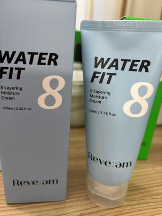 나우 [리브엠]피부 속부터 겹겹이, 촘촘하게! 워터핏8중 수분착붙 크림 — 5점을 준 리뷰어가 2024년 12월 올린 사용 사진