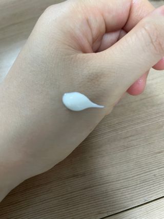 리더스코스메틱 리더스 카밍 바이오틱스 선 에센스 SPF 50+ PA++++ — 5점을 준 리뷰어가 2022년 8월 올린 사용 사진
