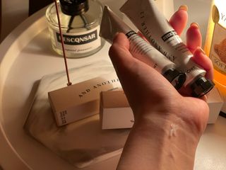 멈칫(MUMCHIT) 넥퍼퓸 NECKPERFUME 2가지 향 — 5점을 준 리뷰어가 2021년 11월 올린 사용 사진