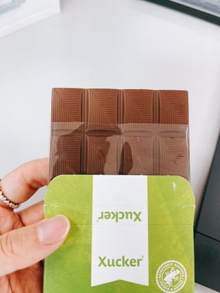 당류2g 자일리톨로 단맛을낸 슈카 퓨어비건 무설탕초콜릿 Xucker vegan 2개입 — 4점을 준 리뷰어가 2021년 4월 올린 사용 사진