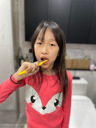 치과에서 쓰는 치약 _ 라벨제로 저불소 꼬마, 키즈, 유아, 베이비, 주니어 안전한 어린이치약 — 5점을 준 리뷰어가 2022년 12월 올린 사용 사진
