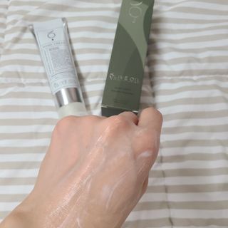 올리브 오일 스킨케어 컴퍼니 [OOSC] 보송보송한 내추럴리 너리시드 핸드크림 125ml — 5점을 준 리뷰어가 2021년 4월 올린 사용 사진