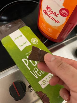 당류2g 자일리톨로 단맛을낸 슈카 퓨어비건 무설탕초콜릿 Xucker vegan 2개입 — 5점을 준 리뷰어가 2021년 4월 올린 사용 사진