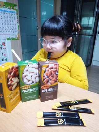 짜먹는 이지견과 짜먹는 이지아몬드, 짜먹는 이지허니피넛, 짜먹는 이지캐슈넛 각 10g X  10포 — 5점을 준 리뷰어가 2021년 1월 올린 사용 사진