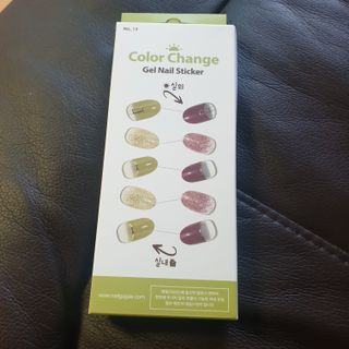 [네일가게] 햇빛에 닿으면 색이 변하는 신기한 햇살 반전 네일스티커_B — 5점을 준 리뷰어가 2021년 8월 올린 사용 사진