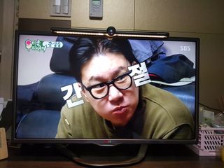 TOMO GRAPHY 나 있을땐 환한 조명 나 없을땐 확실한 살균 ★ DESK LIGHT & STERILIZER [ON] ★ — 5점을 준 리뷰어가 2021년 11월 올린 사용 사진