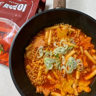 빨간키트 떡볶이 밀키트 2~3인분 매운맛 국물 떡볶이 만들기 쉬운 황금 레시피 분말 소스로 간편한 요리 — 5점을 준 리뷰어가 2021년 8월 올린 사용 사진
