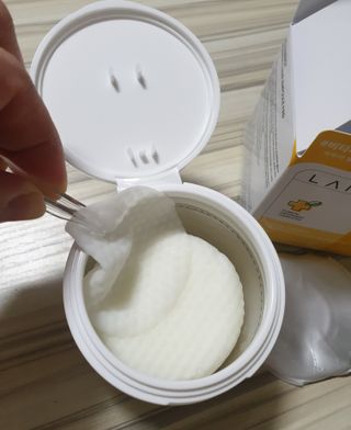 랑벨 비타 에너지 잡티 앰플 패드 65매 (투명하고 밝은 얼굴 광채패드) — 5점을 준 리뷰어가 2022년 5월 올린 사용 사진