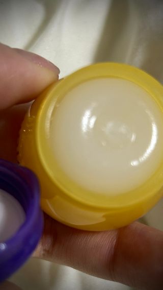 틱톡 [후르디아] 튼입술해결템 올리브영 블루베리 하이드레이팅 허니 립밤 — 5점을 준 리뷰어가 2024년 3월 올린 사용 사진