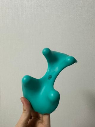 힐니스북 [힐마이넥]   거북목 통증완화를 위한 휴대용 목 안마기 — 5점을 준 리뷰어가 2022년 12월 올린 사용 사진