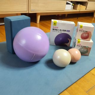 [트라택] 홈 필라테스 SET [미니짐볼+웨이트볼(0.5kg&1kg+요가블럭] — 5점을 준 리뷰어가 2022년 7월 올린 사용 사진