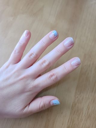 [네일가게] 햇빛에 닿으면 색이 변하는 신기한 햇살 반전 네일스티커 — 5점을 준 리뷰어가 2021년 8월 올린 사용 사진