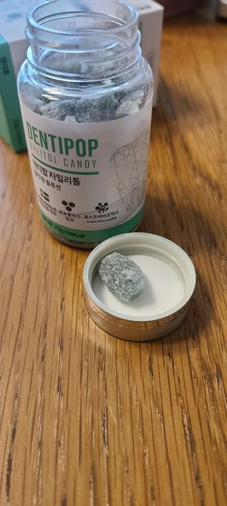 작심연구소 구취제거+충치예방+치아화이트닝 마법의 캔디 덴티팝3종(맛 랜덤 발송) — 4.5점을 준 리뷰어가 2022년 5월 올린 사용 사진