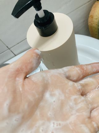 프리마인 더이상 뻣뻣하고 효과없는 탈모샴푸는 NO. 근본부터 케어하는 셀베이스 그린티샴푸(500ml) — 3.5점을 준 리뷰어가 2023년 3월 올린 사용 사진
