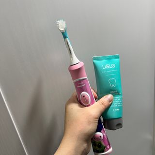 치과에서 쓰는 치약 _ 라벨제로 저불소 꼬마, 키즈, 유아, 베이비, 주니어 안전한 어린이치약 — 5점을 준 리뷰어가 2022년 11월 올린 사용 사진