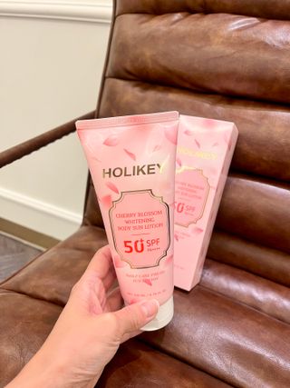 홀리키 체리 블러썸 화이트닝 바디 선 로션 — 5점을 준 리뷰어가 2023년 6월 올린 사용 사진