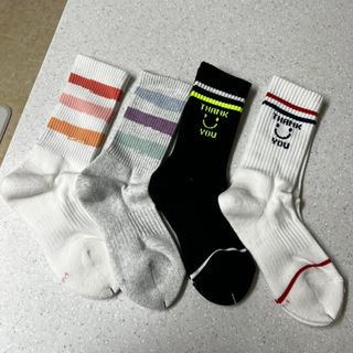 사이즈가 있는 양말 필로이 운동하기 좋은 날!_스포츠 크루 양말 4족 세트_남여 각각 (S,M,L)_컬러 랜덤 발송 — 5점을 준 리뷰어가 2022년 5월 올린 사용 사진