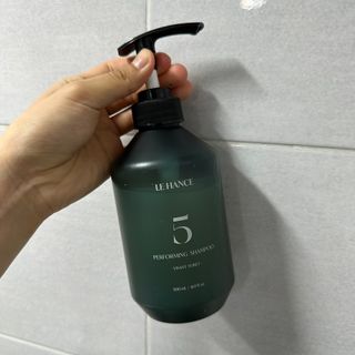 르핸스 퍼포밍 5 샴푸 비반트 포렛/베티버 포그 — 5점을 준 리뷰어가 2023년 2월 올린 사용 사진